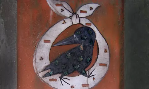 D019 Glazovaný keramický reliéf Vrána